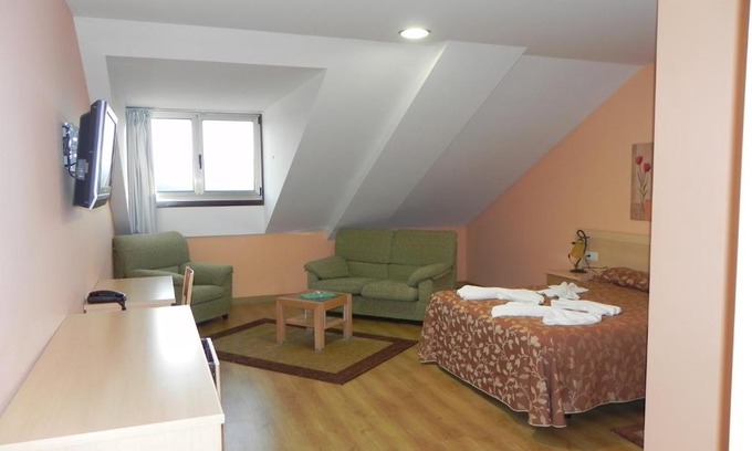 Laracha Hotel | Convenient Hotel Restaurante Pizzeria ABC with Family Amenities