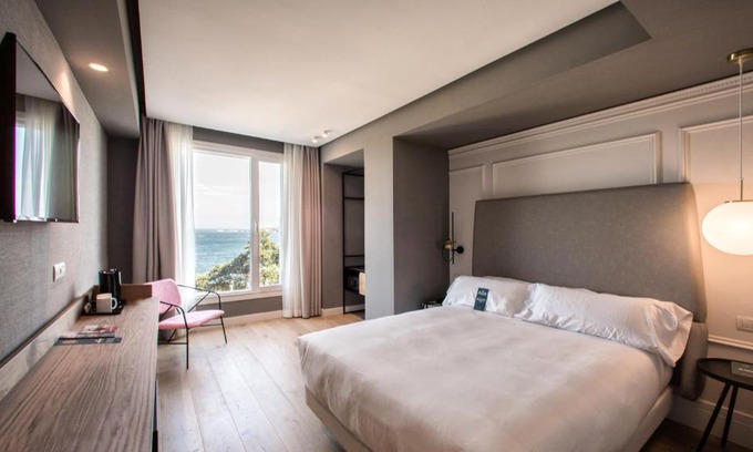 La Coruna Hotel | Oceanfront Comfort at Hotel Riazor - 4-Star Excellence