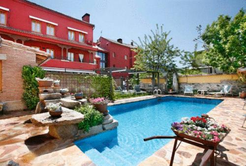Robledo de Chavela Hotel | Relax at Hotel Rincon de Traspalacio with Pool & Breakfast