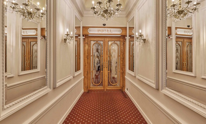 City Centre Hotel | Romantic Getaway at Hotel Romance with Spa & Pet-Friendly Perks