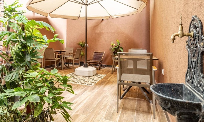 Rasimpasa House | Cozy Hotel Room with Garden Near Moda & Kadikoy Square