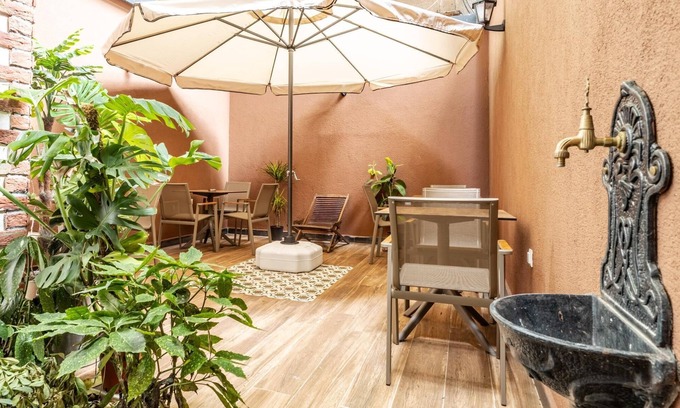 Rasimpasa House | Cozy Hotel Room with Backyard Near Bull Statue
