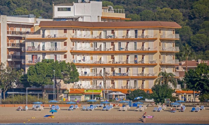 Malgrat de Mar Hotel | Discover Hotel Rosa Nàutica: Oceanfront & Pet Friendly Stay