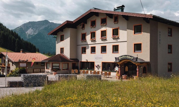 Berwang Hotel | Pet-Friendly Hotel Rotlechhof with Oceanfront Spa Retreat