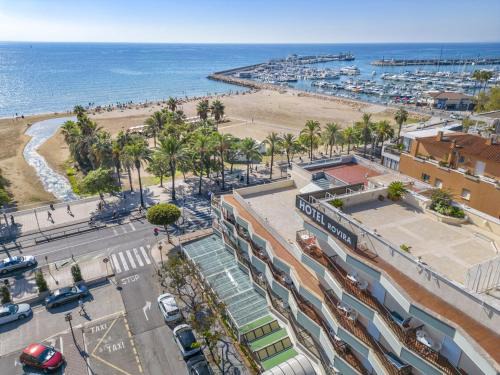 Cambrils Hotel | Discover Hotel Rovira: Oceanfront Bliss with Pool Access