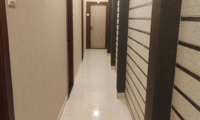 Kandiwali West Hotel | Budget-Friendly Hotel Royal Inn with Breakfast & Family Perks