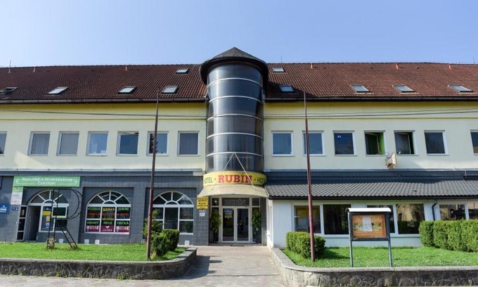 Svidnik Hotel | Pet-Friendly Hotel Rubín: Family Comfort and Breakfast Included