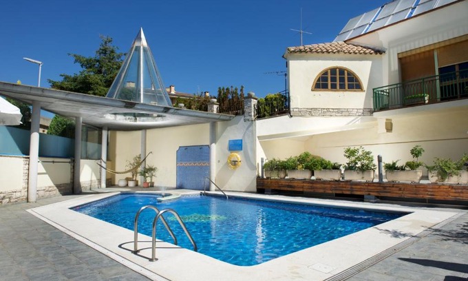 Tora Hotel | Cozy Hotel Rural Jaumet with Oceanfront Pool & Hot Tub