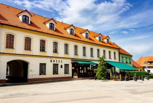 Netolice Hotel | Pet-Friendly Retreat at Hotel Rychta Netolice with Pool