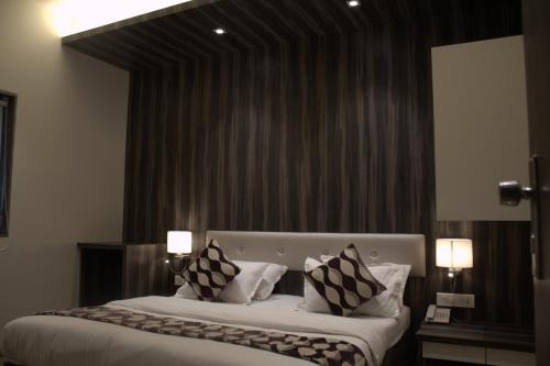 Thane West Hotel | Cozy Hotel Sai Sanidhya: Family-Friendly & Accessible Amenities