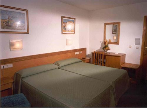 Santiago de Compostela Hotel | Relax at Hotel San Vicente with Pool & Family-Friendly Amenities