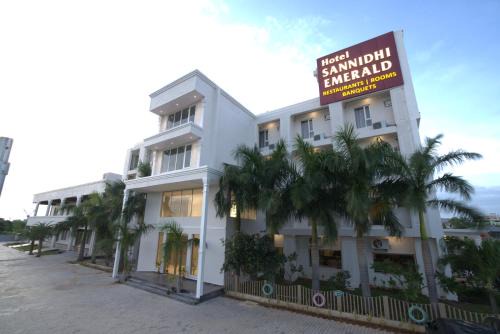 Bhongir Hotel | Discover Comfort at Hotel Sannidhi Emerald with Family Amenities