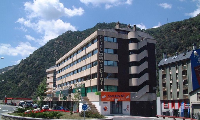 Sant Julia de Loria Hotel | Family-Friendly Hotel Sant Eloi: Enjoy Dining & More!