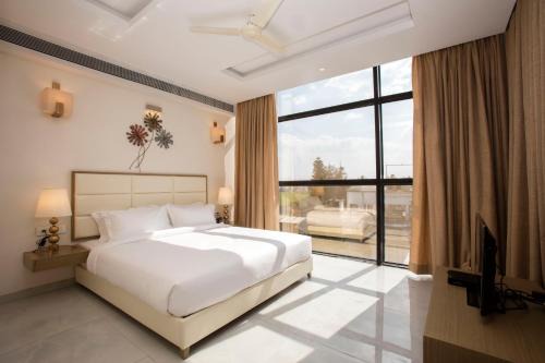 Karad Hotel | Elegant Sapphire Premium Hotel & Suite with Hot Tub Access