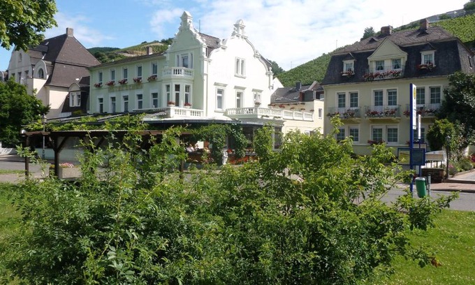 Mainz-Bingen Hotel | Comfortable Hotel Schön: Family-Friendly with Breakfast Included