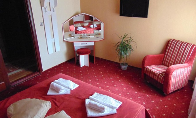 Nyzhnje Selyshche Hotel | Budget-Friendly Stay at Hotel Serpanok with Breakfast Included