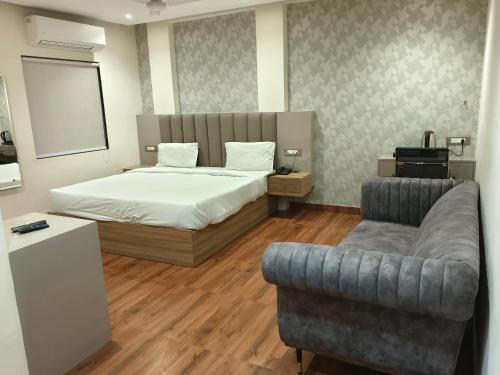 Charbagh Hotel | Guest Rated: Hotel Sharma Regency with Family-Friendly Perks