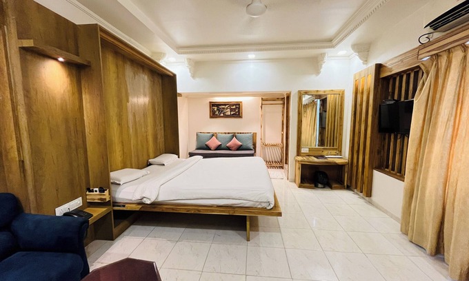 Amravati Hotel | Budget-Friendly Hotel Shripad Continental with Breakfast