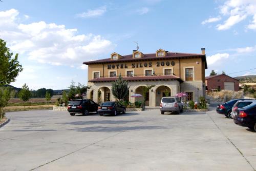 Santo Domingo de Silos Hotel | Discover Comfort at Hotel Silos 2000: Pet Friendly & Breakfast