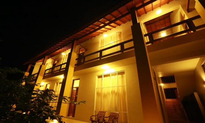 Nuwaragam Palatha Central Hotel | Discover Comfort at Hotel Sinharagama with Pool & Breakfast