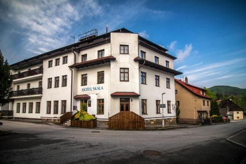 Mala Skala Hotel | Exceptional Hotel Skála: Pet-Friendly with Hot Tub & Dining