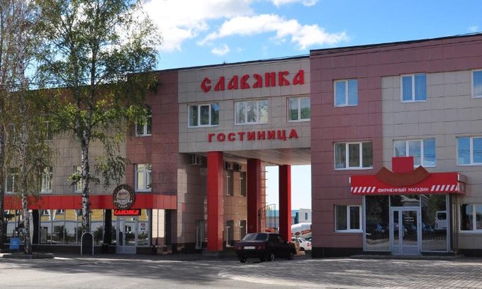 Staryy Oskol Hotel | Discover Hotel Slavyanka: Family-Friendly with Pool & Hot Tub