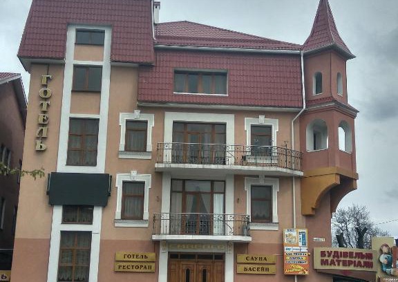 Manyava Hotel | Pet-Friendly Retreat at Hotel Smaragd with Pool Access