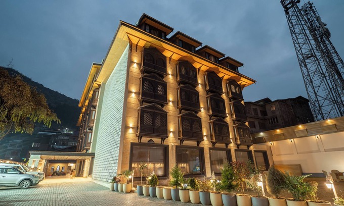 Dal Lake Hotel | Discover Hotel Snowland Srinagar: Family-Friendly Comfort