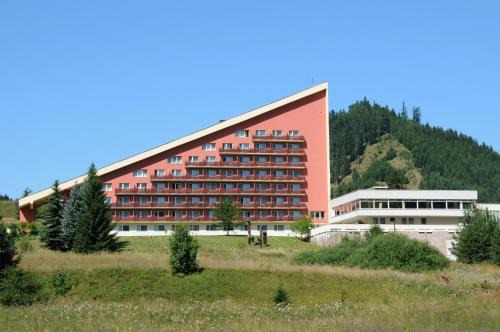 Liptovsky Jan Hotel | Pet-Friendly Hotel SOREA MÁJ with Pool and Hot Tub Awaits