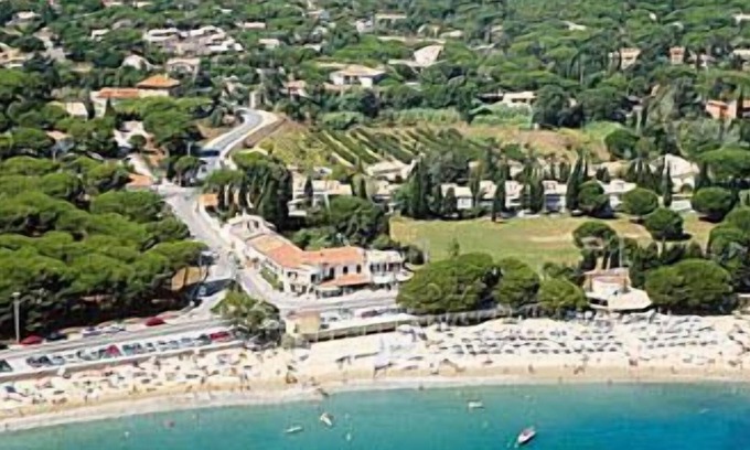 Plage de la Garonnette Hotel | Relax at Hotel & Spa La Villa with Oceanfront Amenities