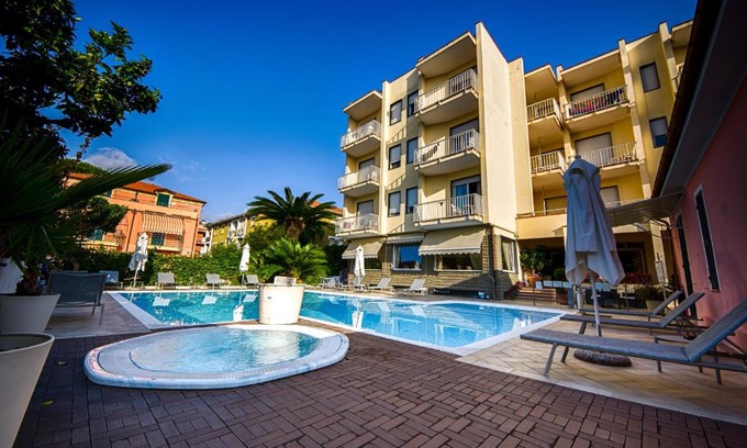 Diano Marina Hotel | Discover Hotel Splendid: Oceanfront Retreat with Pool & More