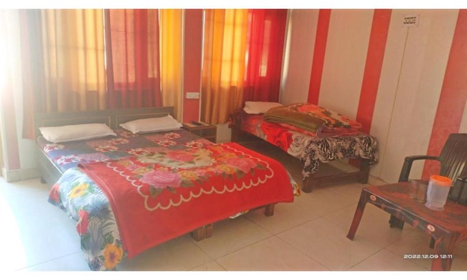 Gobind Dham House | Cozy Hotel Sriman Palace: Family & Pet-Friendly Retreat