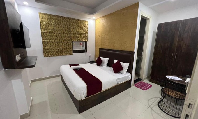 Mahipalpur Extension Hotel | Budget-Friendly Stay at Hotel SSD Plaza with Hot Tub Access