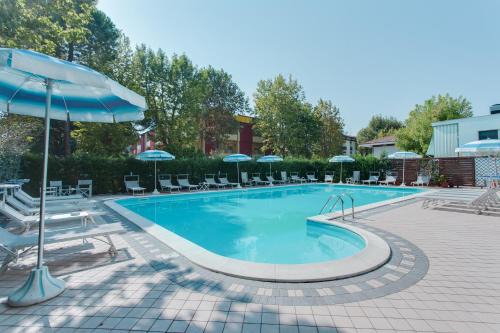 Villamarina Hotel | Discover Hotel Stacchini: Poolside Bliss with Ocean Views