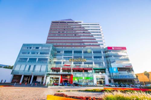 Leon Hotel | Elegant Hotel Stadium: Ocean View, Pet-Friendly Paradise