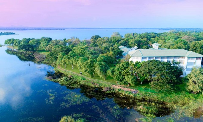 New Town Hotel | Discover Hotel Sudu Araliya: Oceanfront Escape with Pool