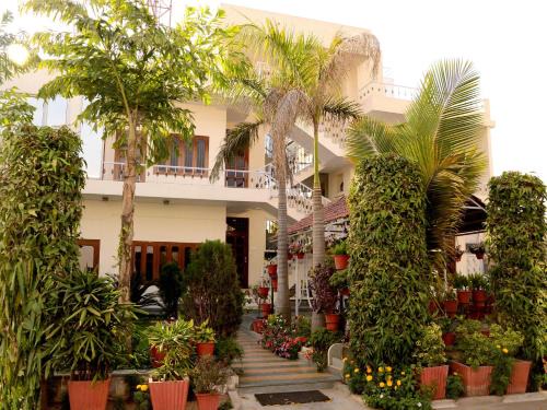 Adarsh Nagar Bed & Breakfast | Discover Hotel Sukhvilas: Family-Friendly with Breakfast