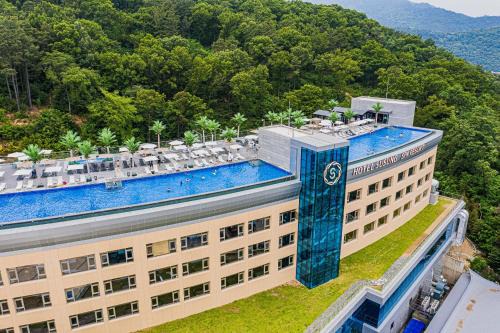 Dusan-dong Hotel | Relax at Hotel Susung Spa Resort with Private Pool & More