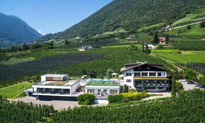 Cermes Hotel | Experience Hotel Törggelehof: Family-Friendly with Ocean View