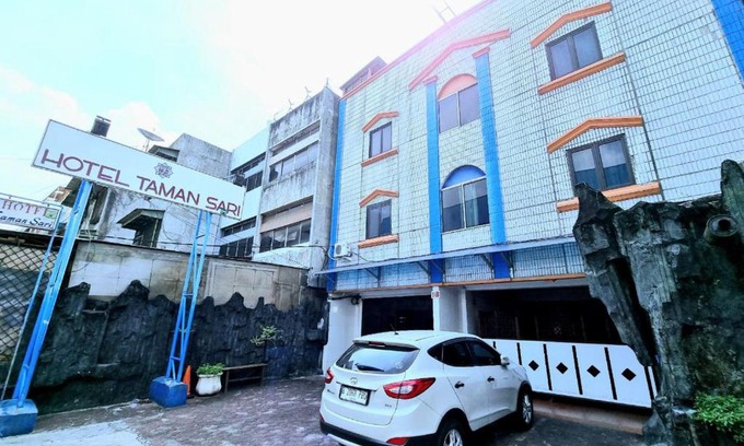 Gambir Hotel | Budget-Friendly Hotel Taman Sari with Breakfast & Child Care