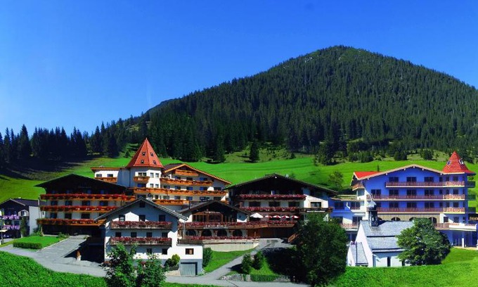 Berwang Hotel | Relax at Hotel Thaneller Stadl Bräu with Ocean View Pool