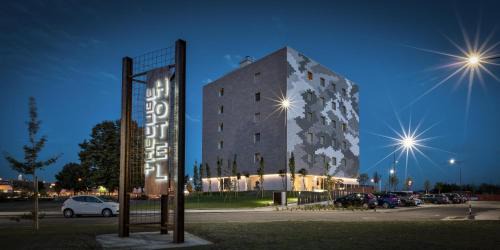 Fidenza Hotel | Pet-Friendly Haven: Hotel The Cube - Rated 9/10 by Guests