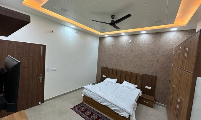 Aligarh Hotel | Hotel The Divine Cloud By- IHCS Group
