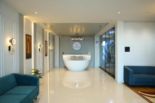 Surat Hotel | Affordable Stay at HOTEL THE PARKER INN with Breakfast & Pets