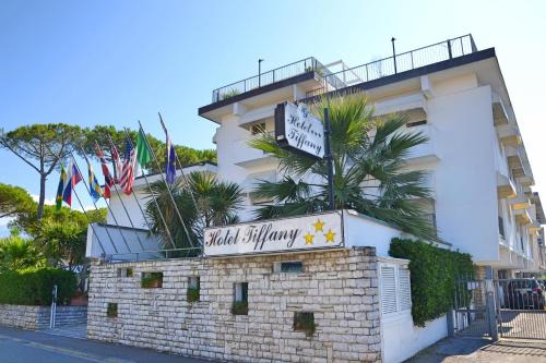Marina di Massa Hotel | Discover Hotel Tiffany: Family-Friendly Dining & High Ratings
