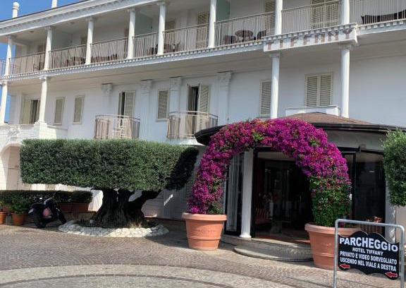 Varcaturo Hotel | Pet-Friendly Hotel Tiffany with Hot Tub & Family Amenities