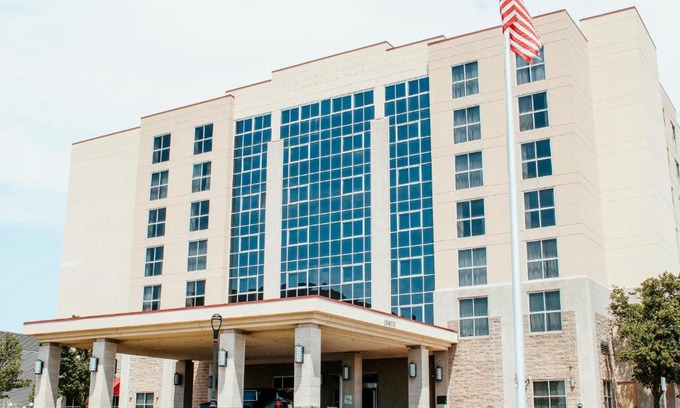 Topeka Hotel | Pet-Friendly Hotel Topeka at City Center with Pool Access
