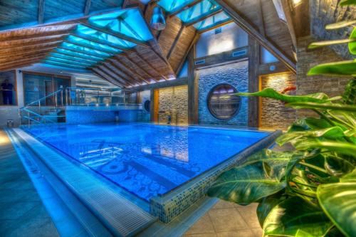 Bialka Tatrzanska Hotel | Experience Relaxation at Hotel Toporów with Ocean Views
