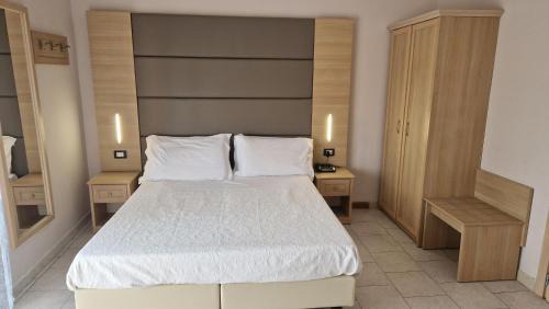 Castiglione del Lago Hotel | Discover Hotel Trasimeno Bittarelli with Oceanfront Views