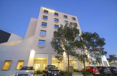 Morelia Hotel | Top-Rated Hotel Turotel Morelia with Pool & Ocean Views